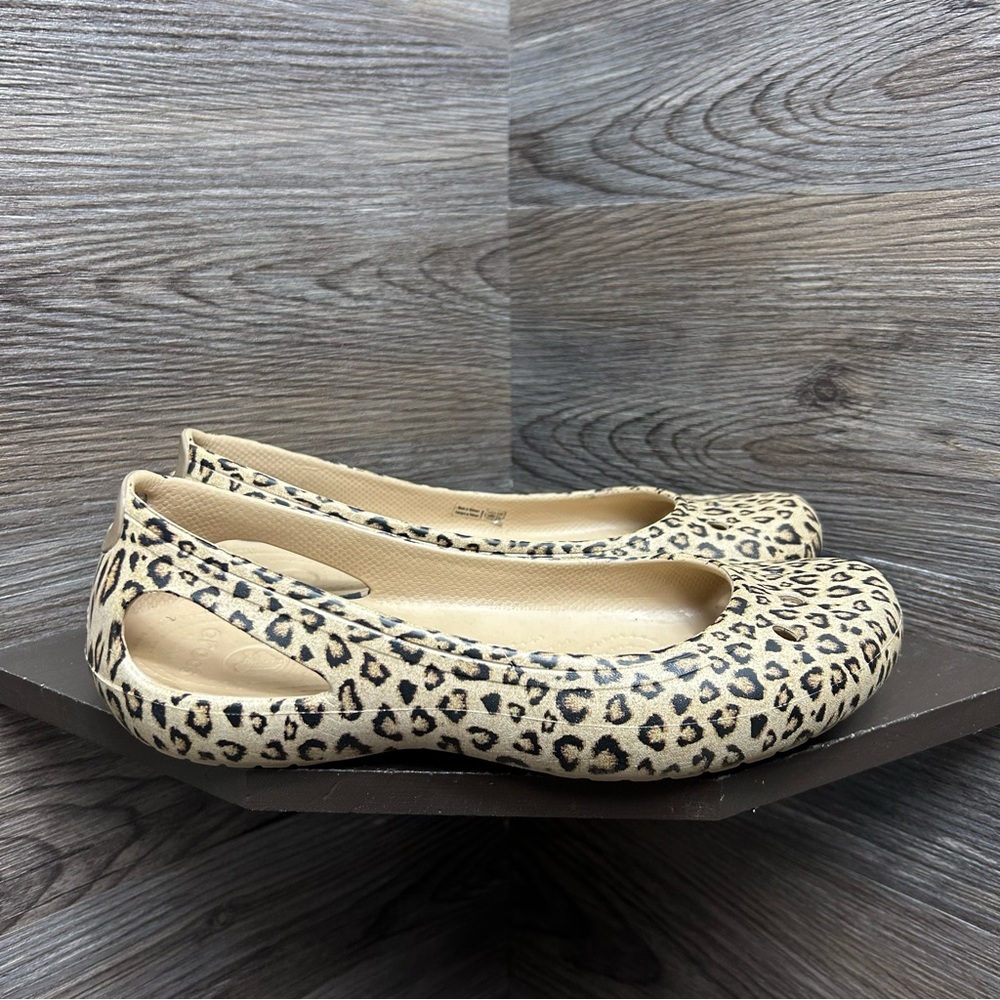 Crocs leopard flats